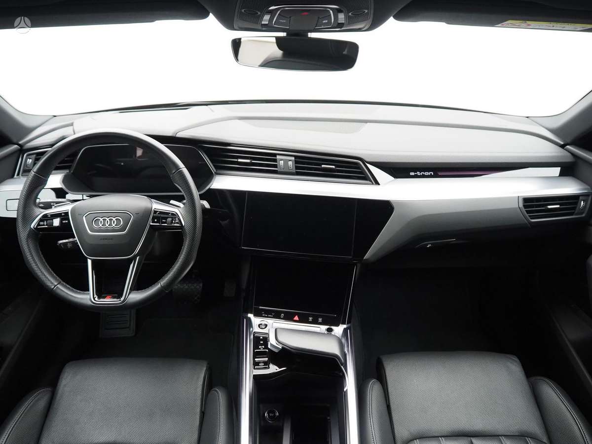 Audi e-tron, off-road / crossover