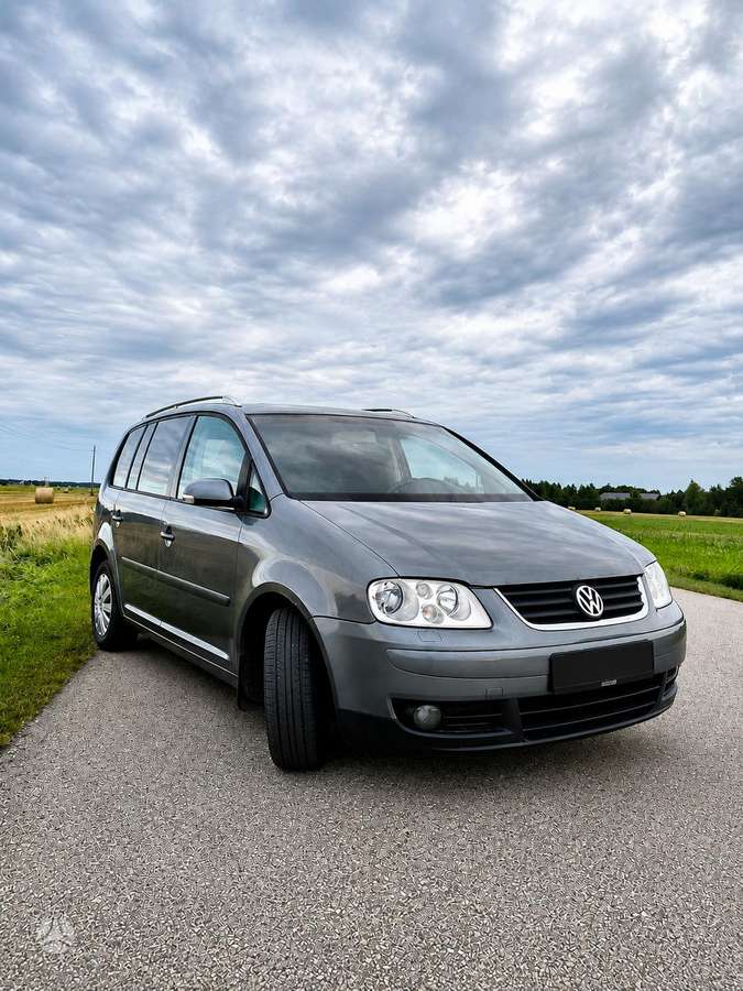 Volkswagen Touran - 1