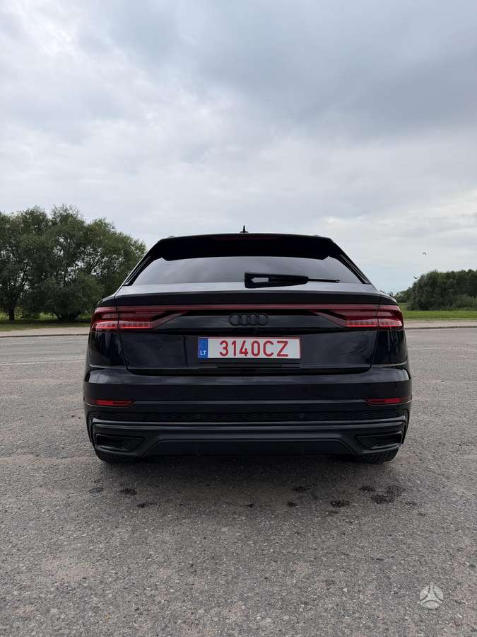Audi Q8, off-road / crossover