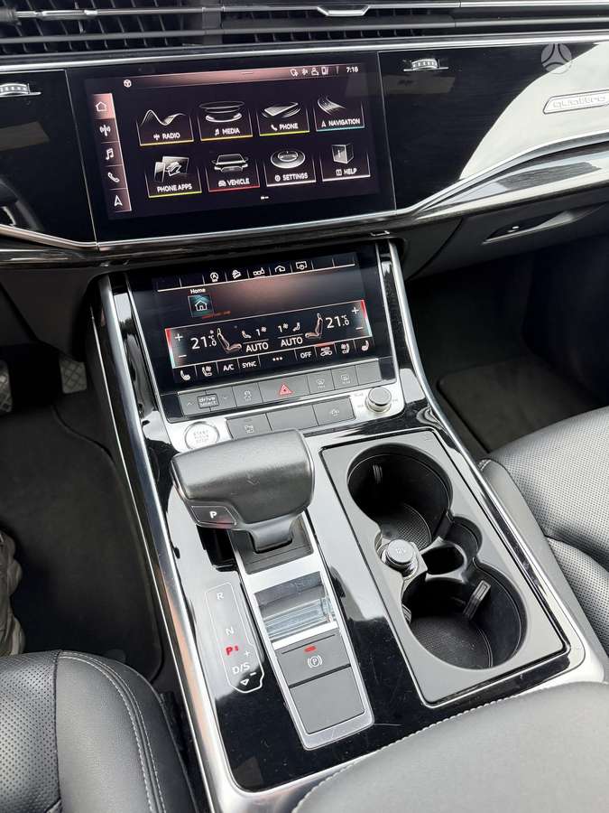 Audi Q8, off-road / crossover
