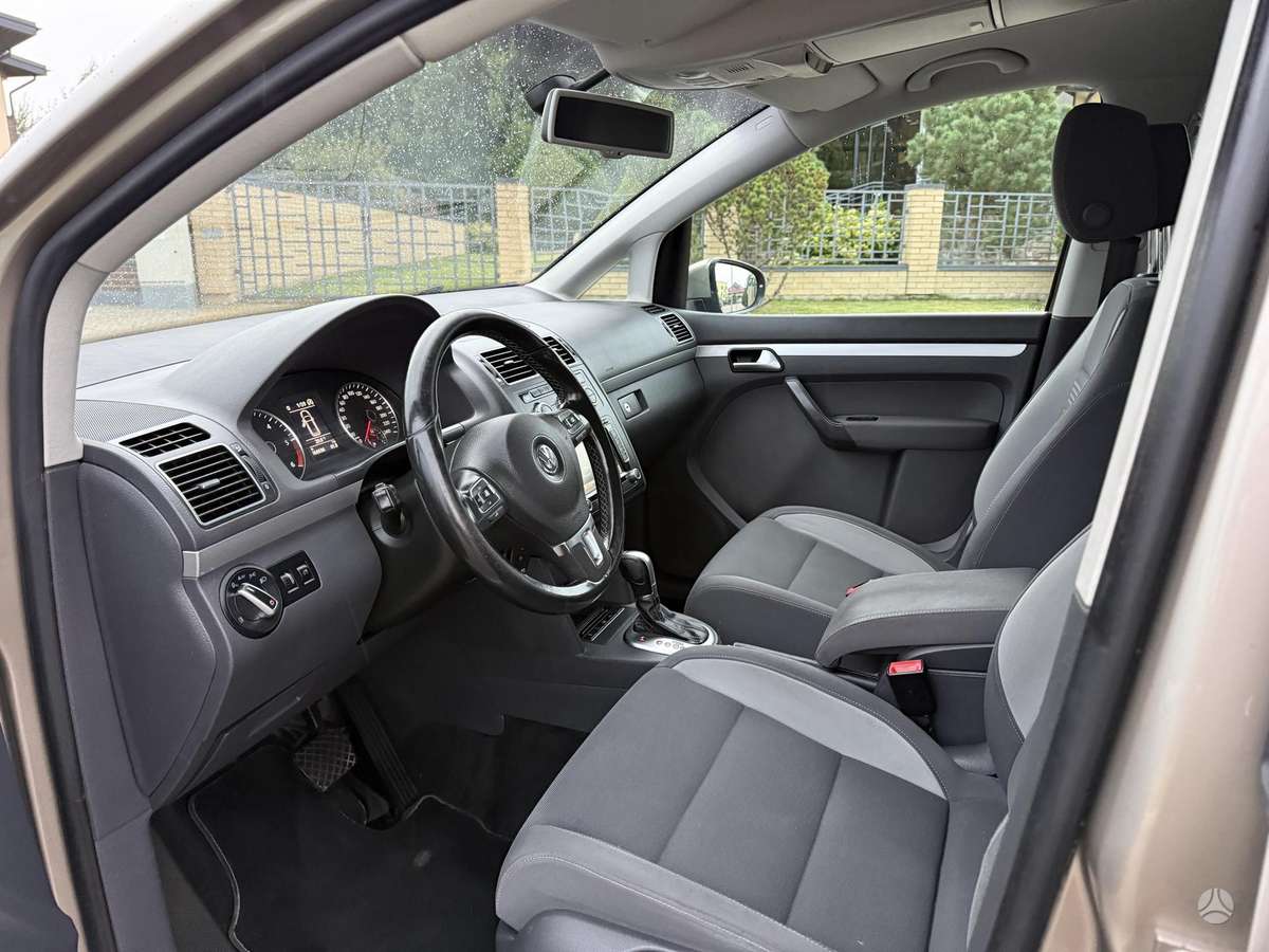 Volkswagen Touran - 12