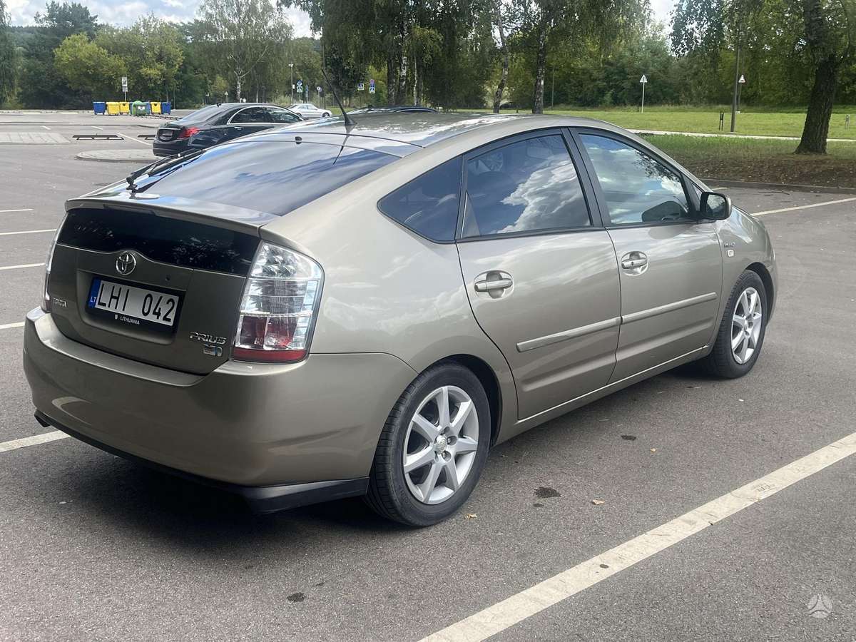 Toyota Prius - 4