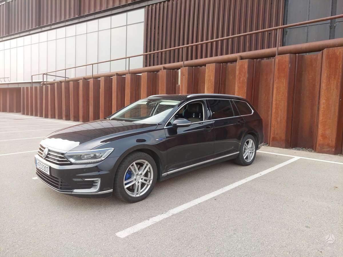 Volkswagen Passat - 1