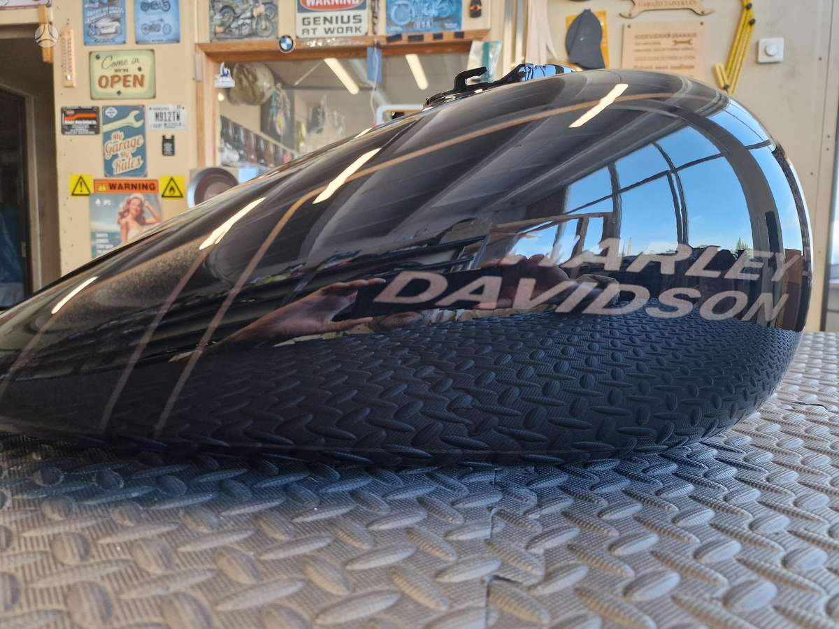 Moto daliu paruošimas ir dažymas