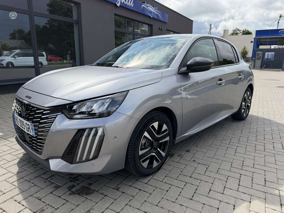 Peugeot 208 - 8