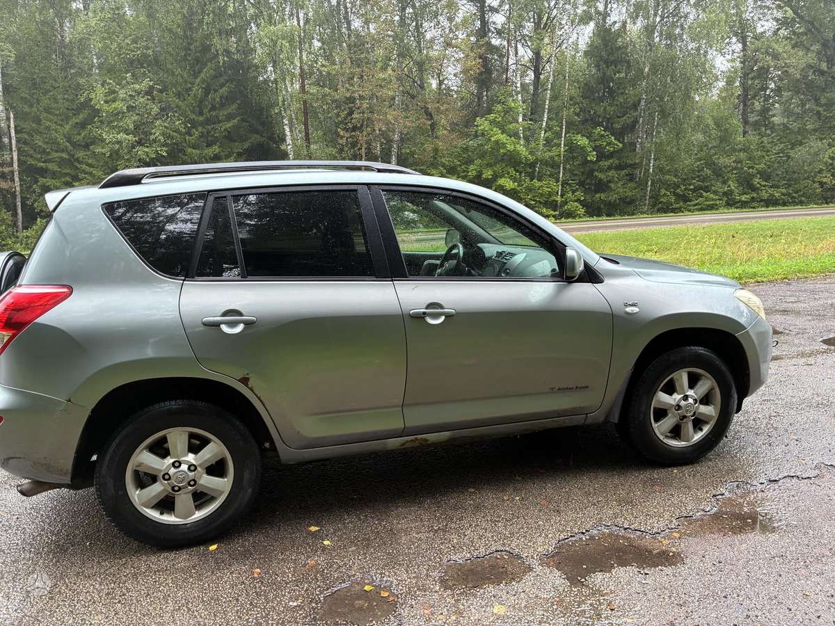 Toyota RAV4 - 1
