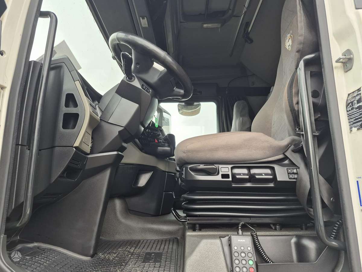 MAN TGX18.470  Retarder, double sleeper