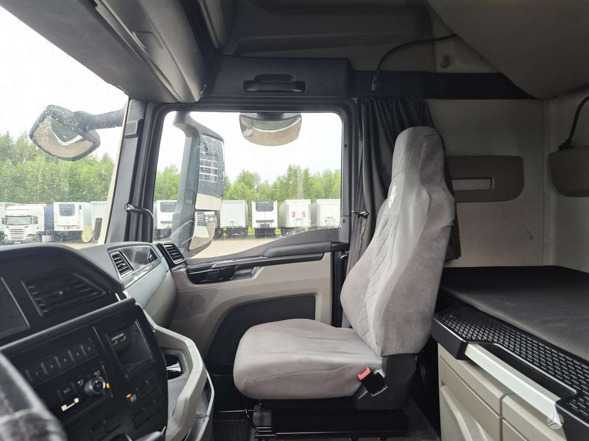 MAN TGX18.470  Retarder, double sleeper