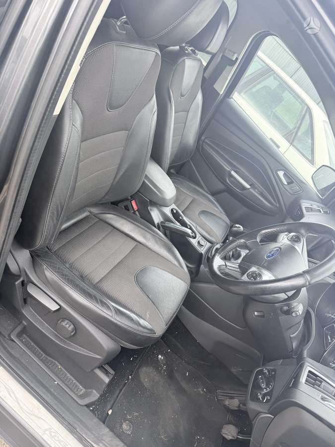 Ford Kuga dalimis