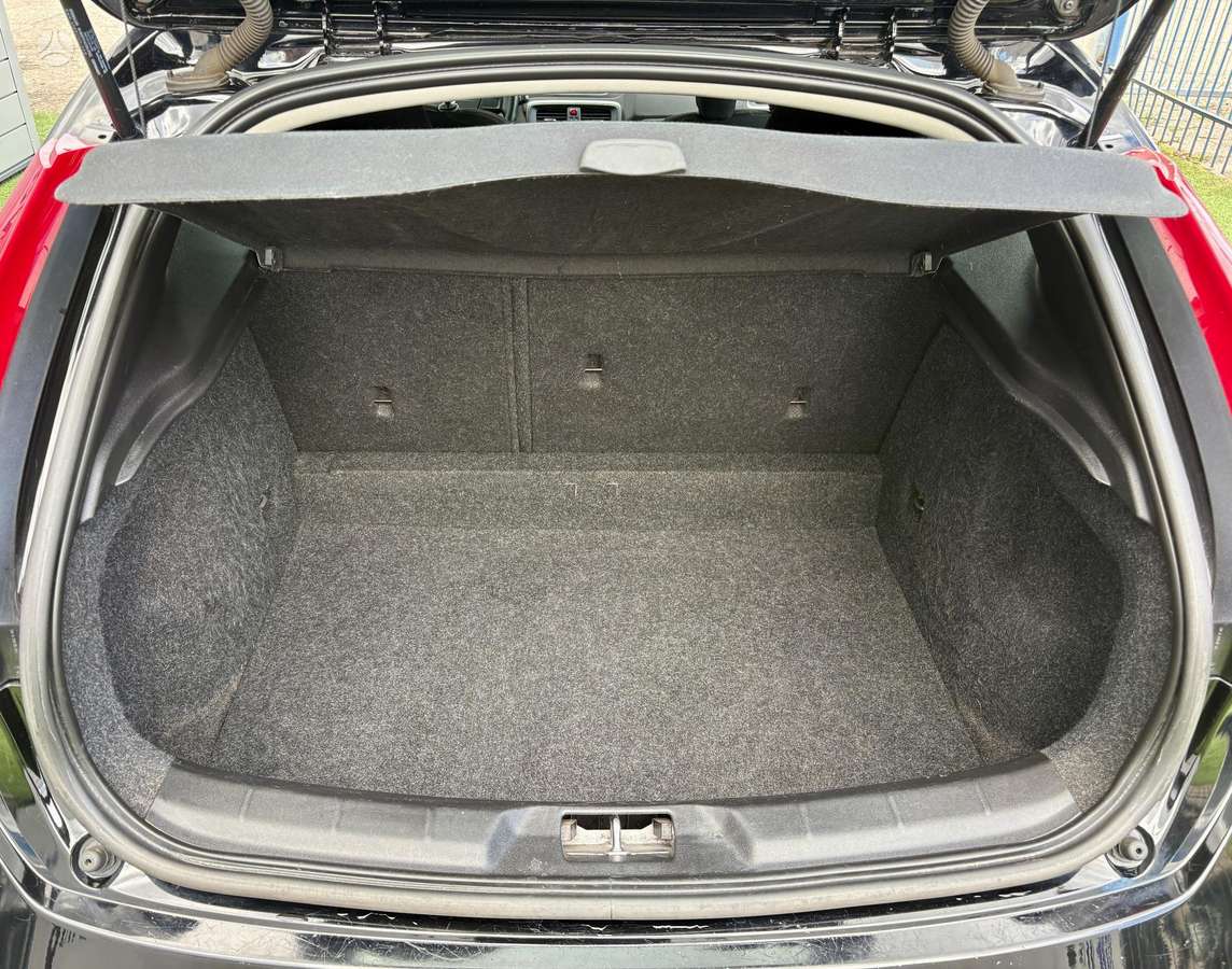 Volvo V40, 1.6 l., hatchback