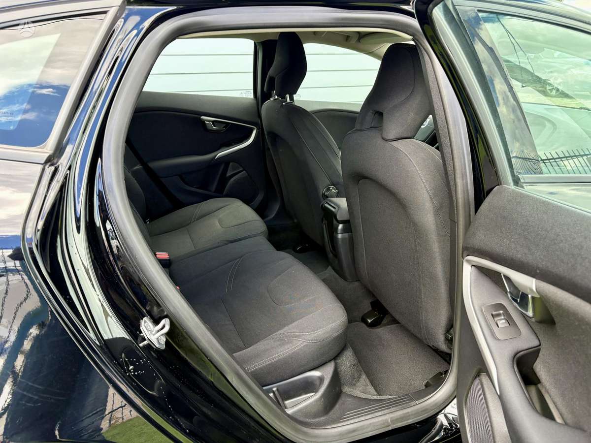 Volvo V40, 1.6 l., hatchback