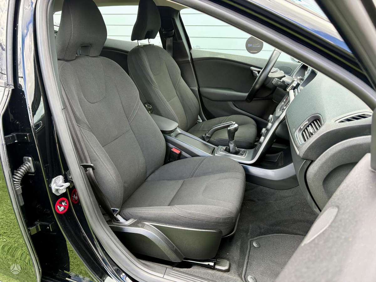 Volvo V40, 1.6 l., hatchback