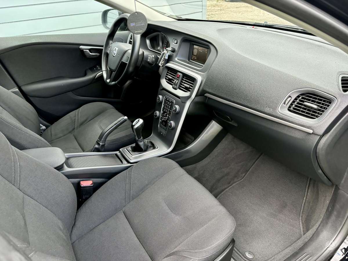 Volvo V40, 1.6 l., hatchback