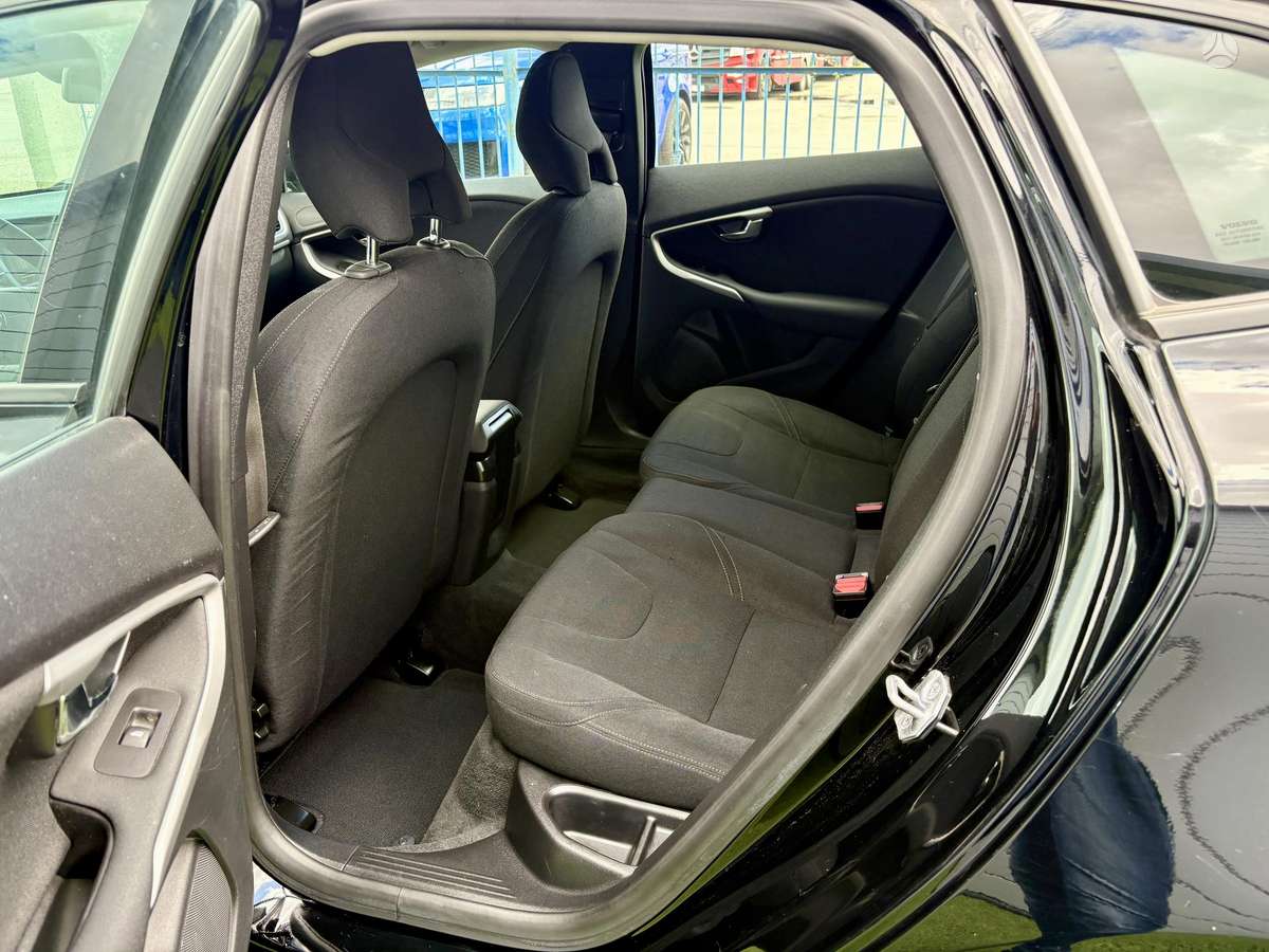 Volvo V40, 1.6 l., hatchback