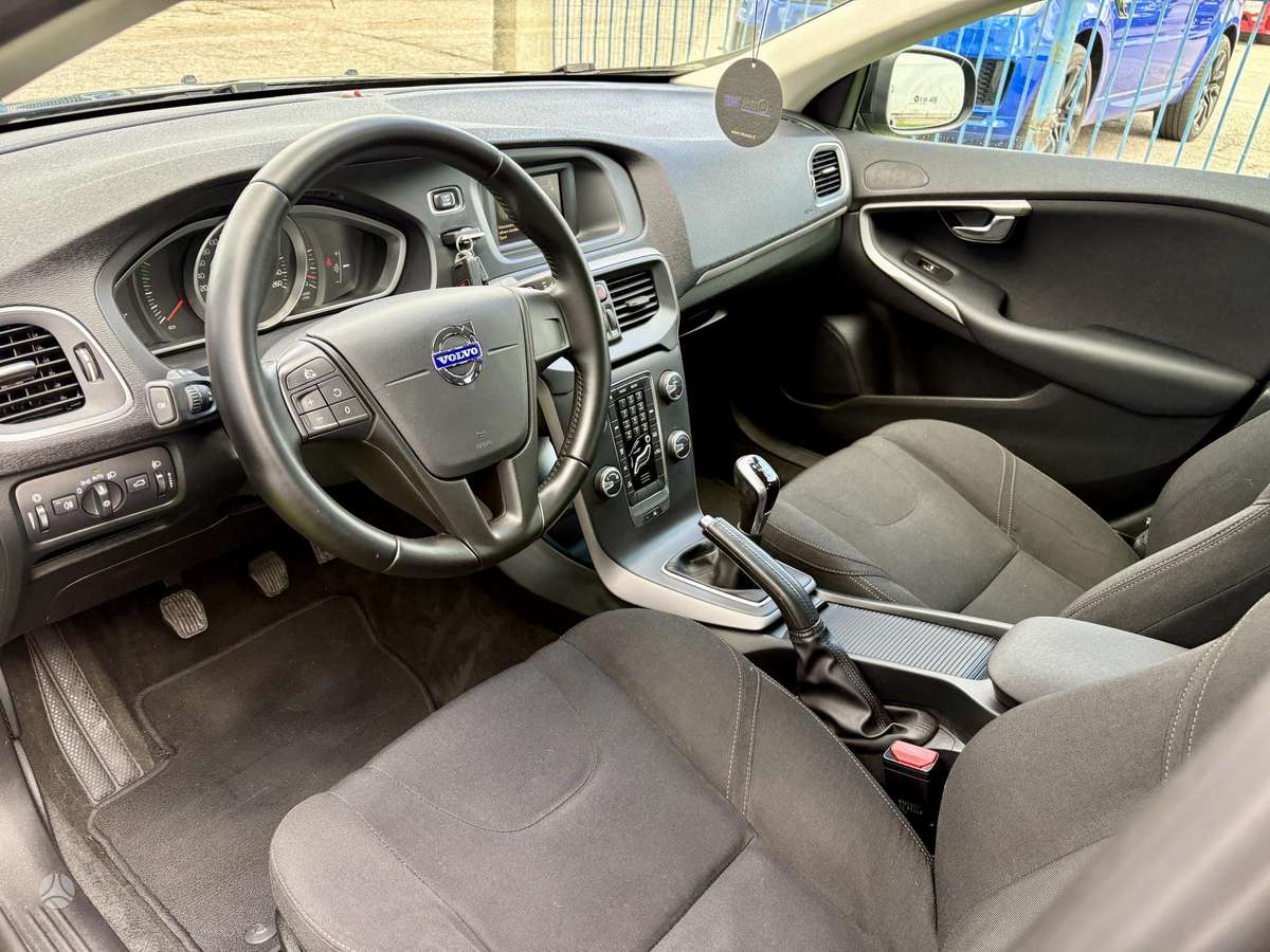 Volvo V40, 1.6 l., hatchback