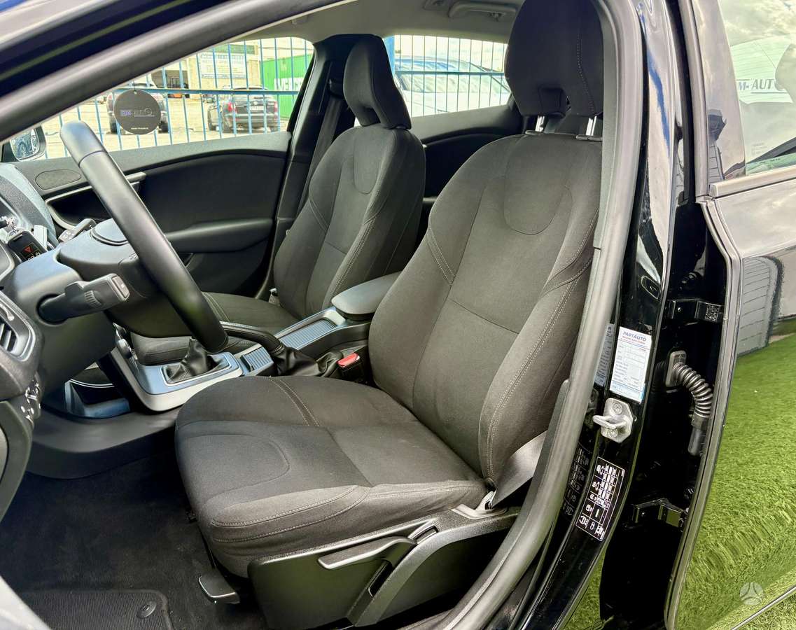 Volvo V40, 1.6 l., hatchback