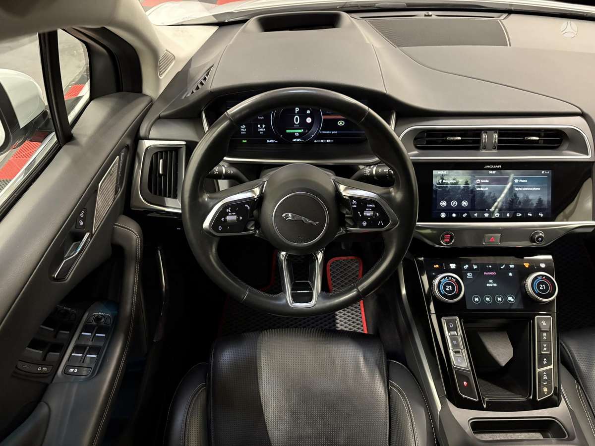 Jaguar I-Pace, off-road / crossover