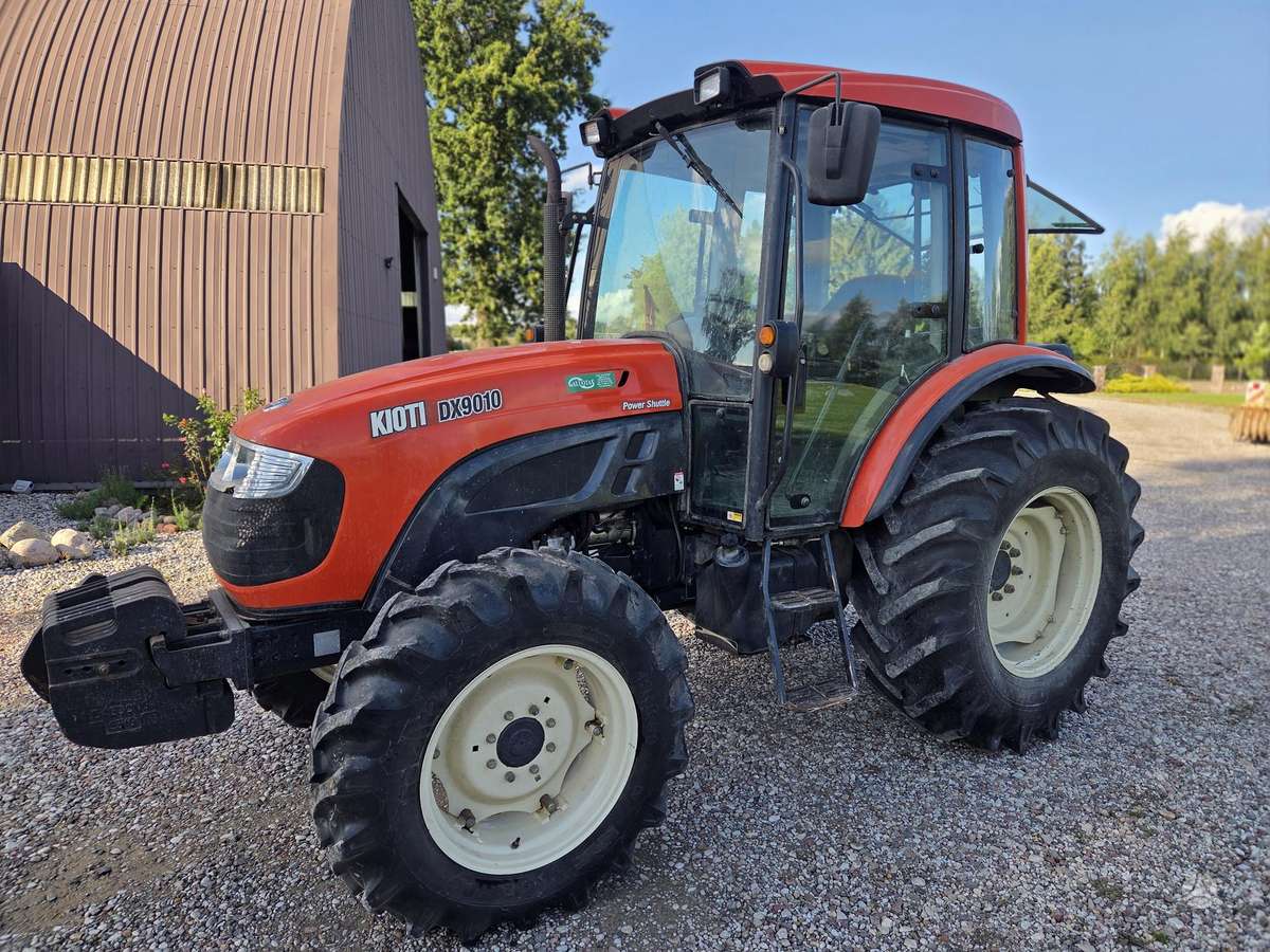 Kioti DX9010, tractors