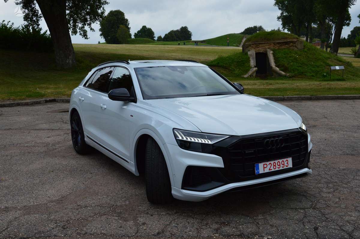 Audi Q8, off-road / crossover