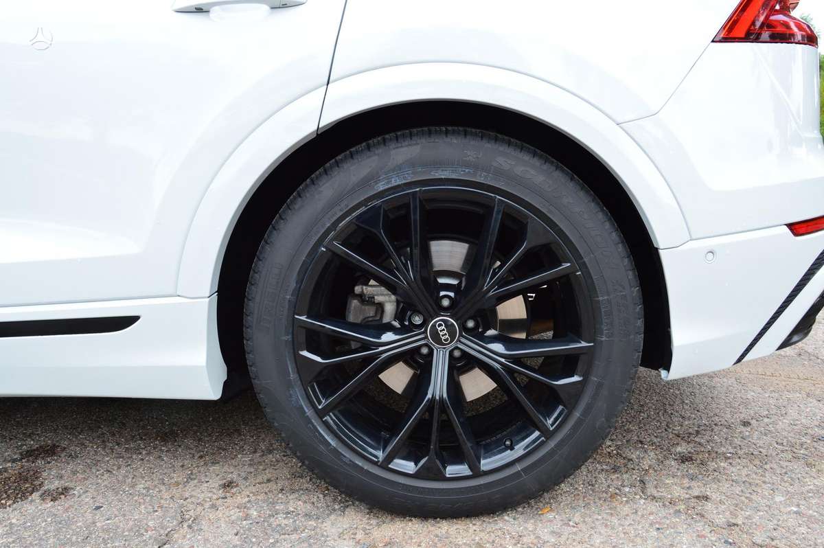 Audi Q8, off-road / crossover