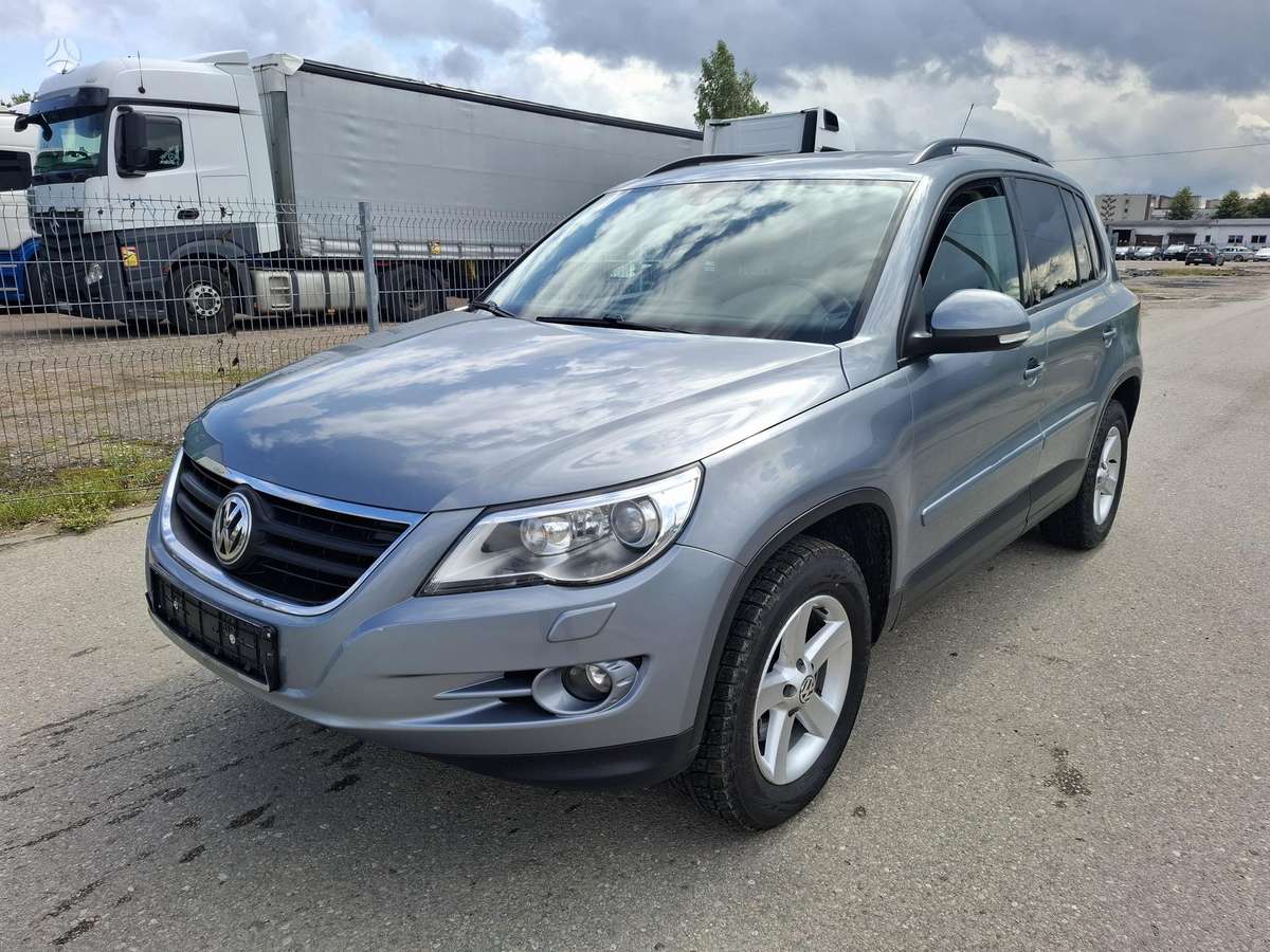 Volkswagen Tiguan - 1