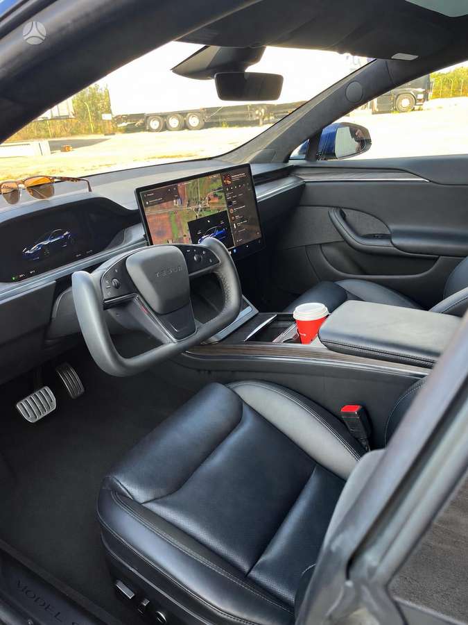 Tesla Model S - 6