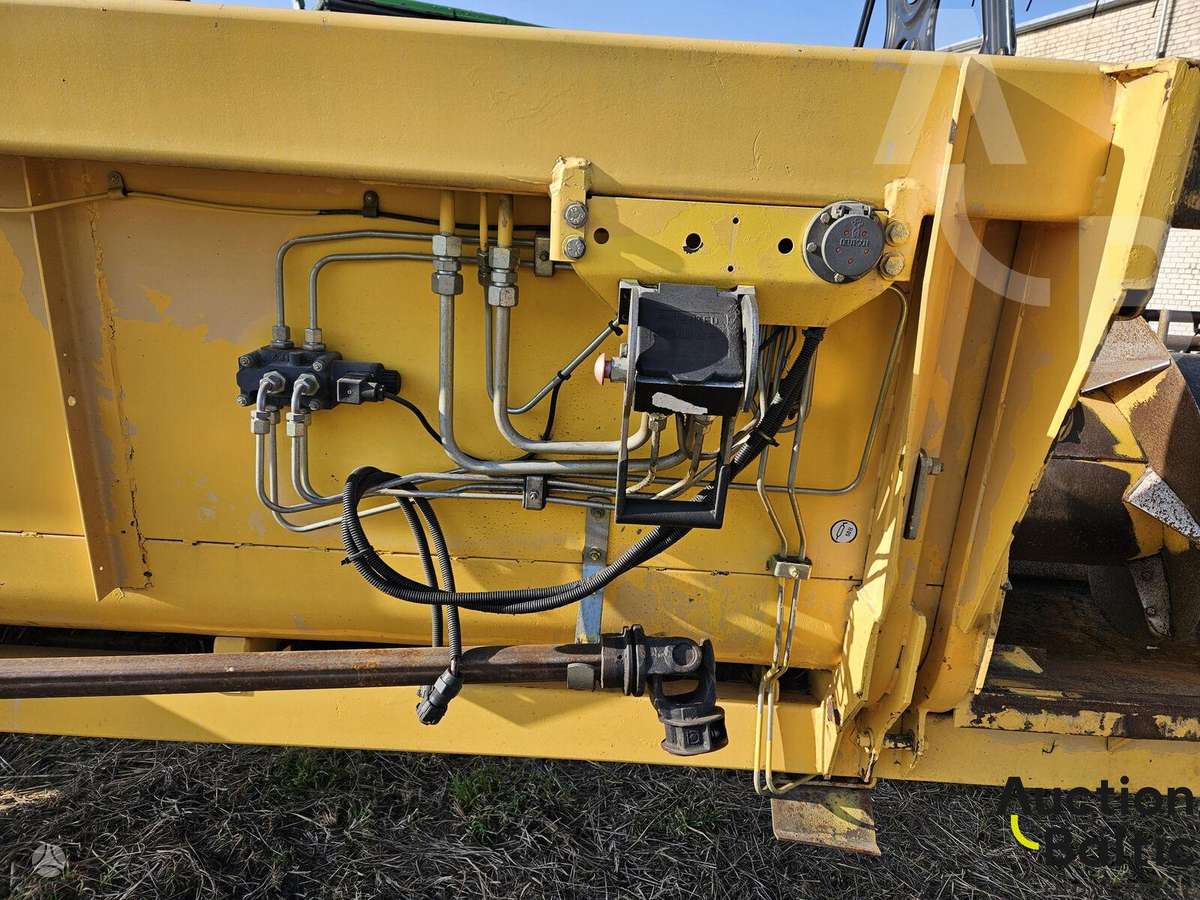 New Holland CR 9080, combine harvesters