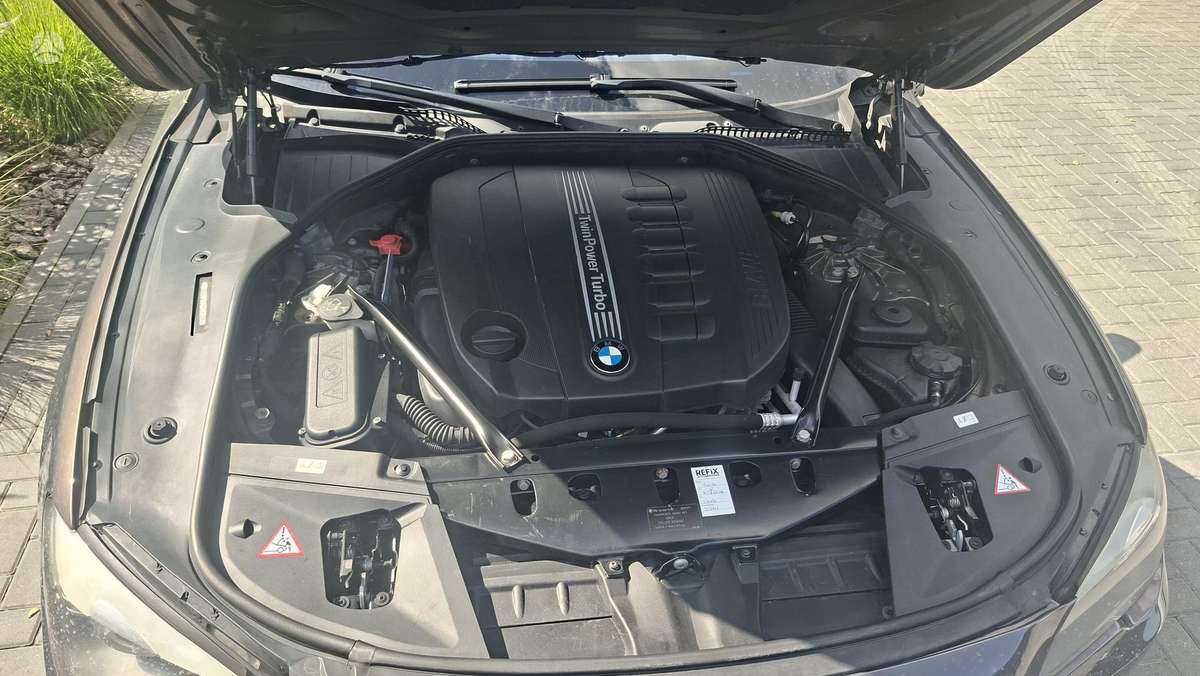 BMW 740, Седан