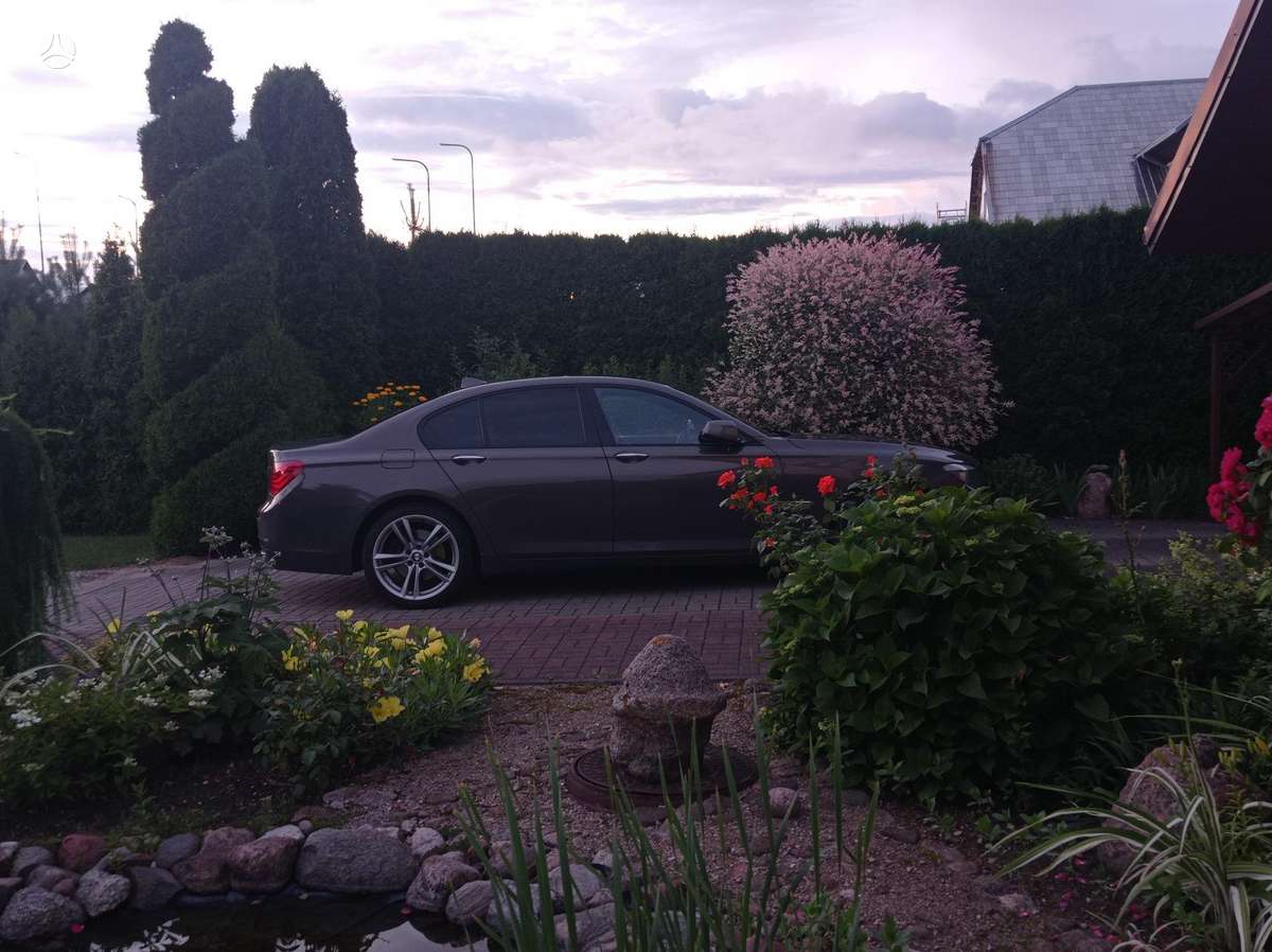 BMW 740, Седан