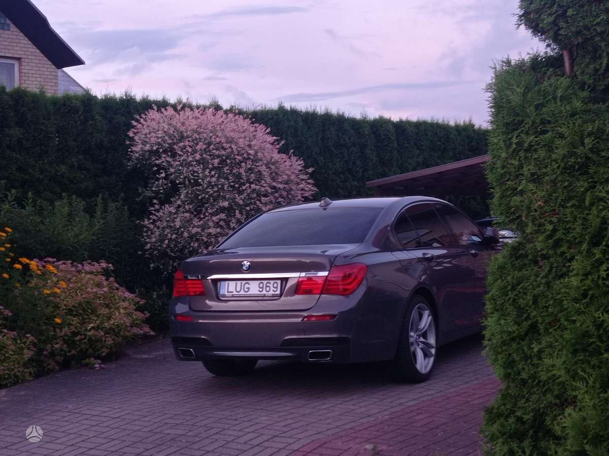BMW 740, Седан