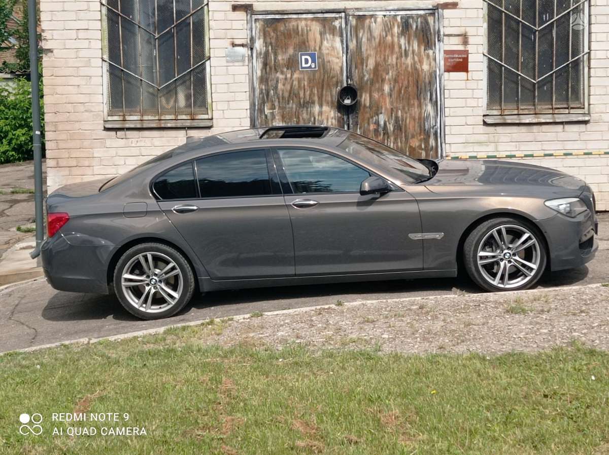BMW 740, Седан