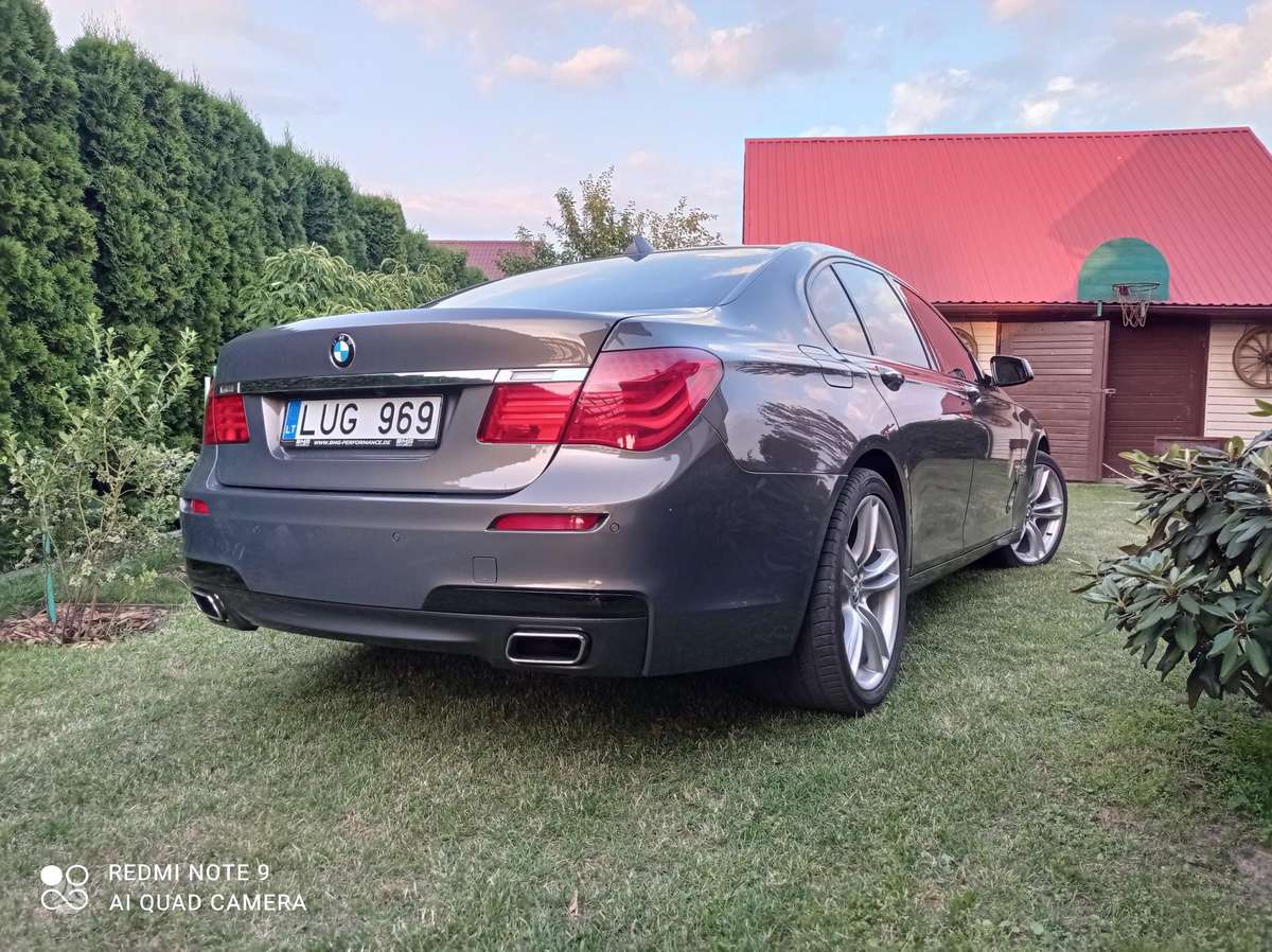 BMW 740, Седан
