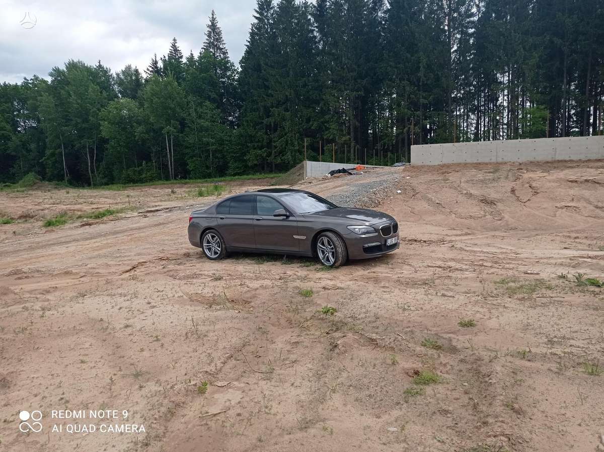 BMW 740, Седан