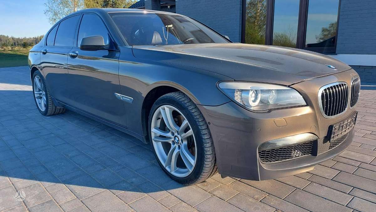BMW 740, Седан