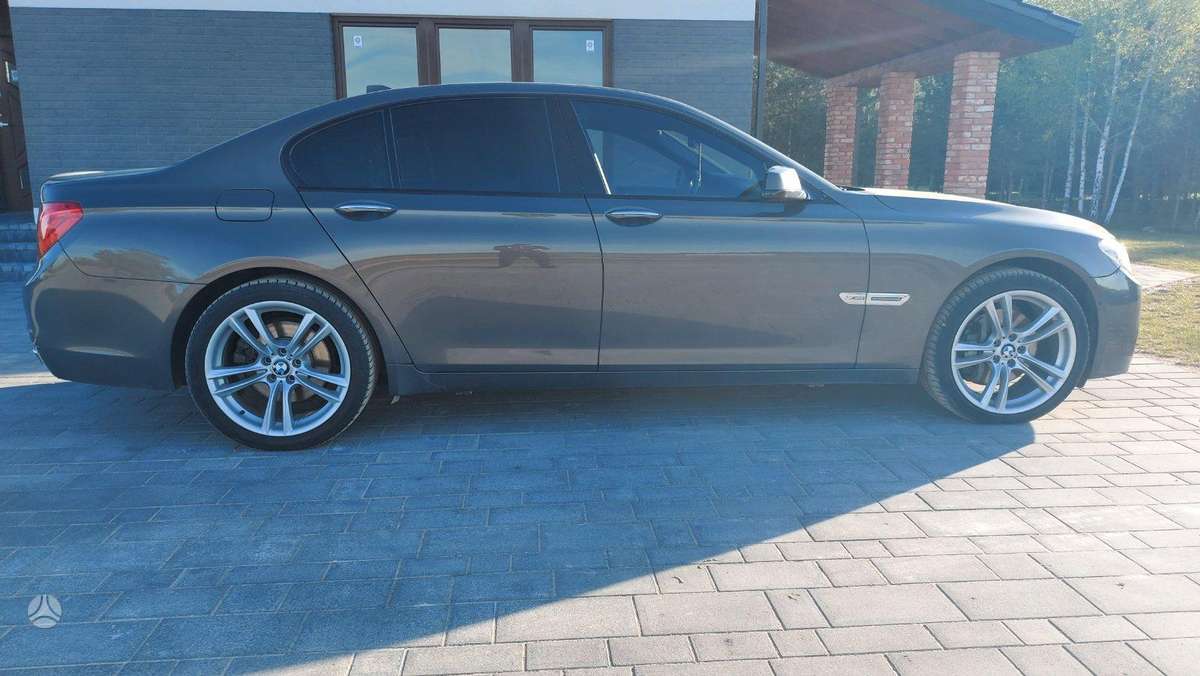 BMW 740, Седан