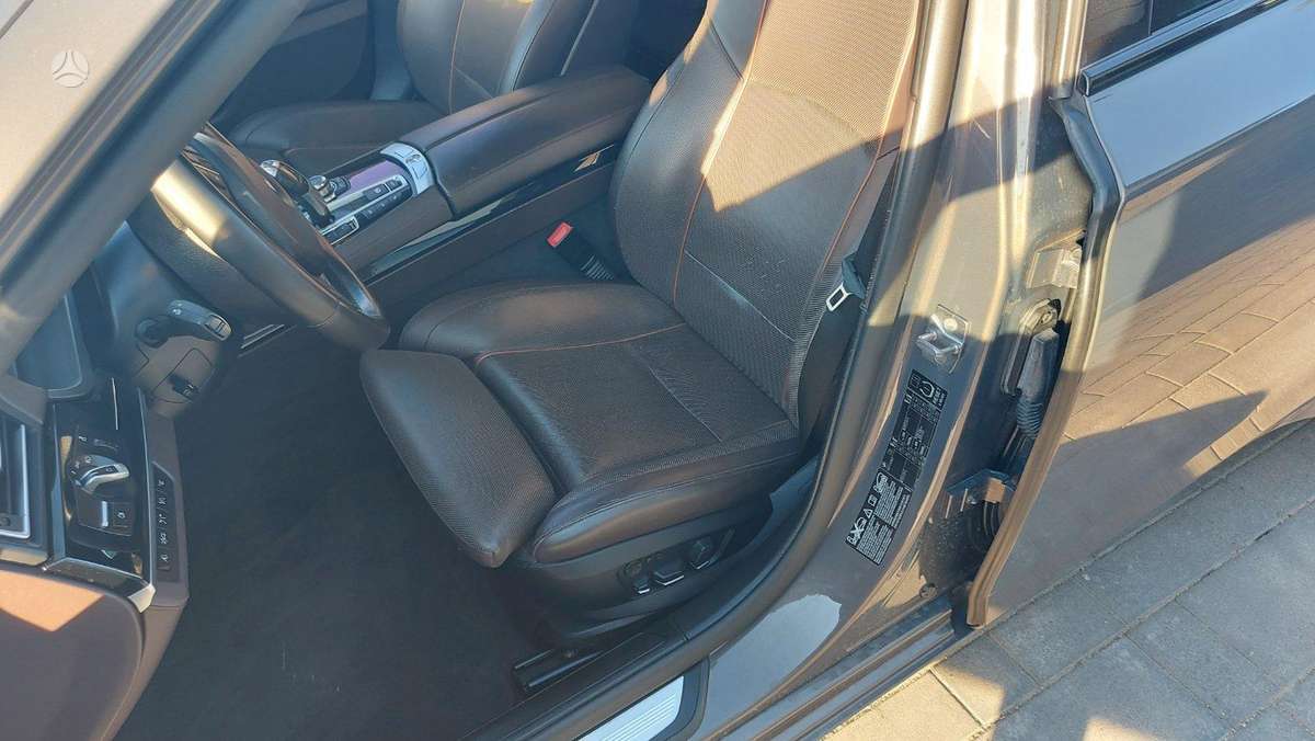 BMW 740, Седан