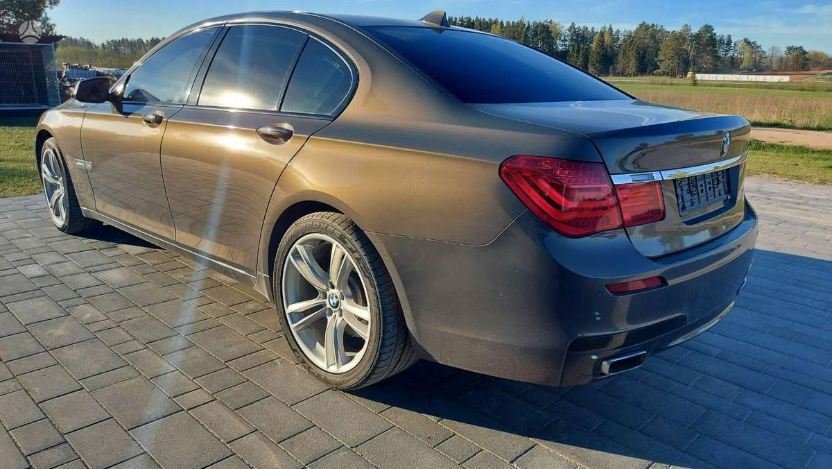 BMW 740, Седан