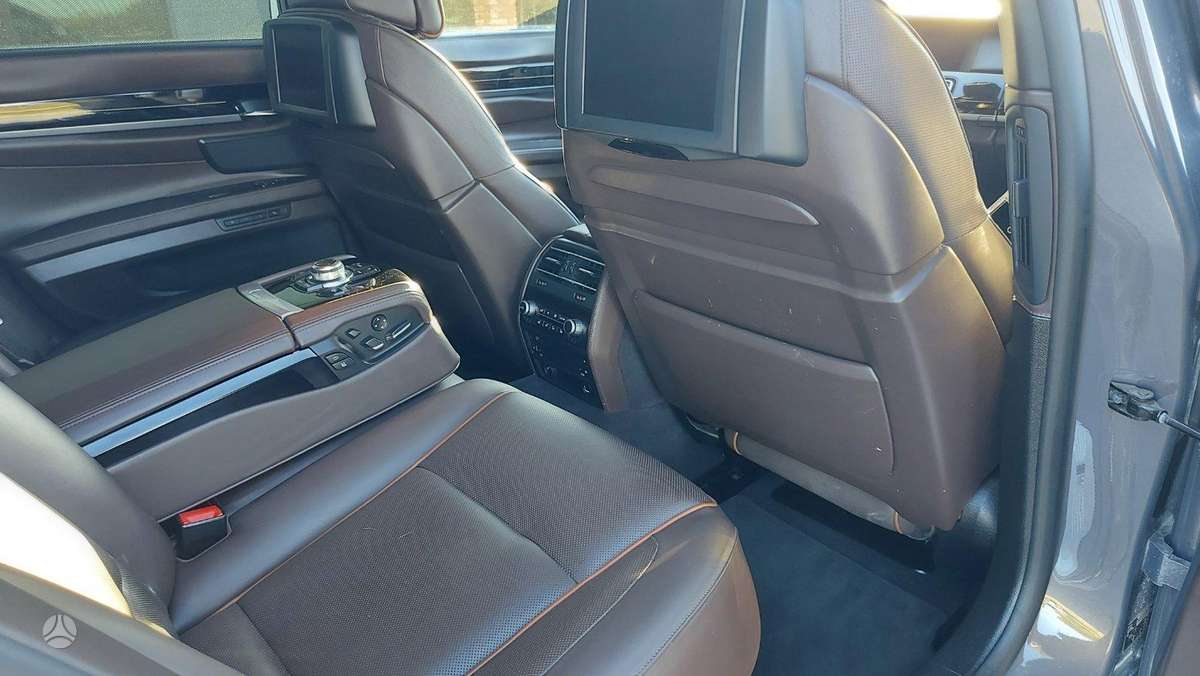 BMW 740, Седан