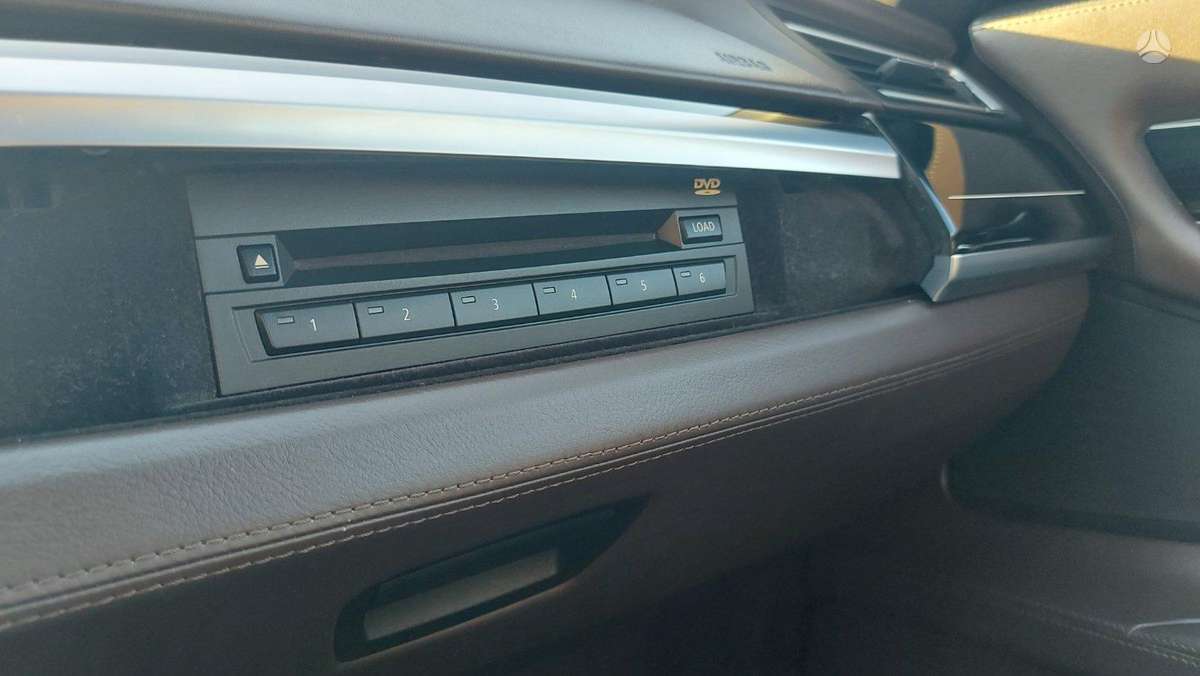 BMW 740, Седан