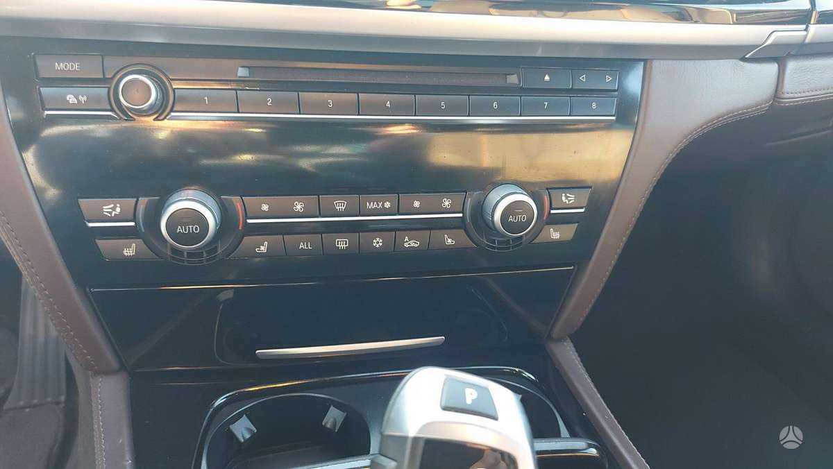 BMW 740, Седан