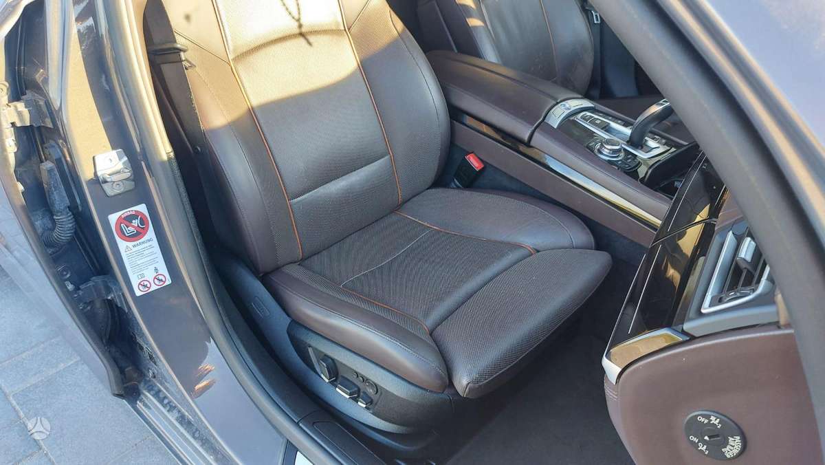 BMW 740, Седан