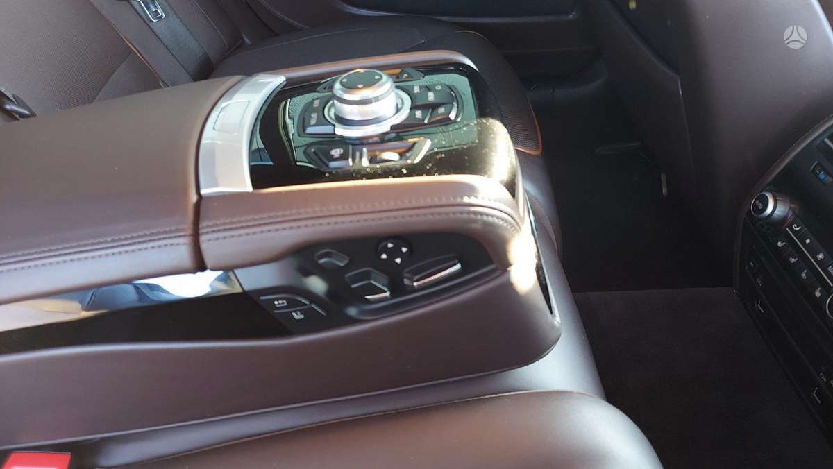 BMW 740, Седан