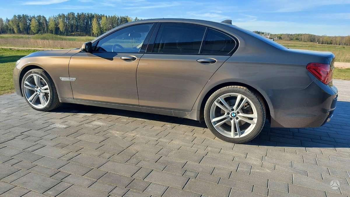 BMW 740, Седан