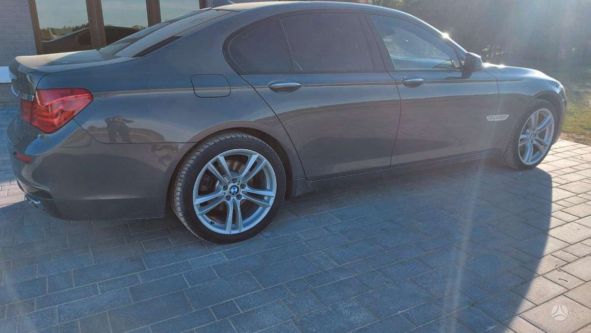 BMW 740, Седан