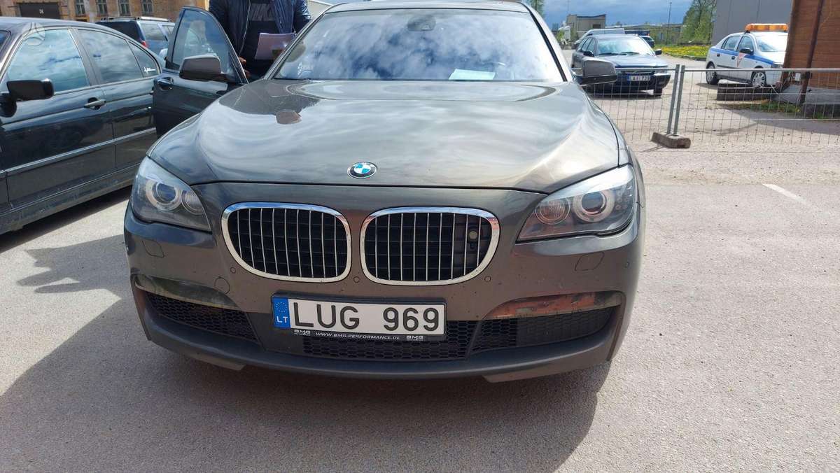 BMW 740, Седан