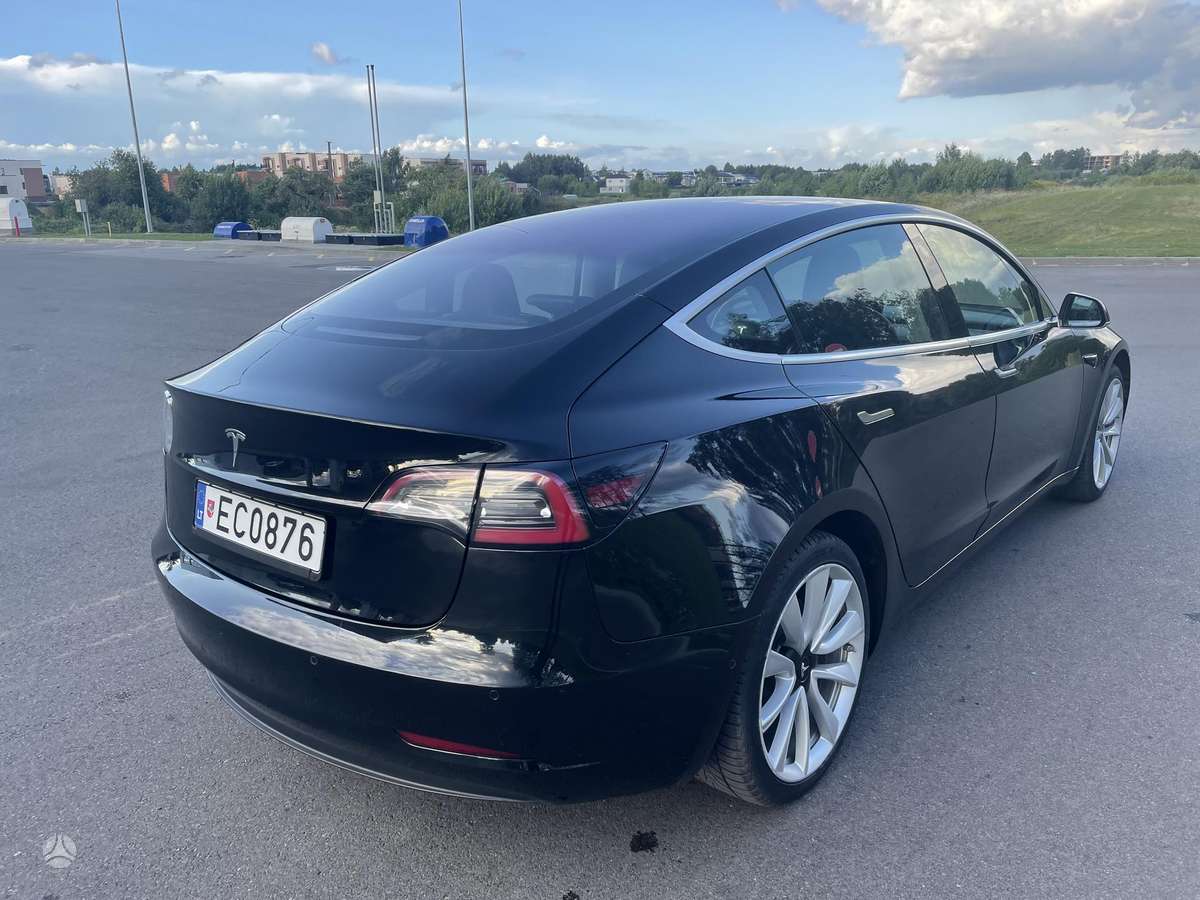 Tesla Model 3, sedanas
