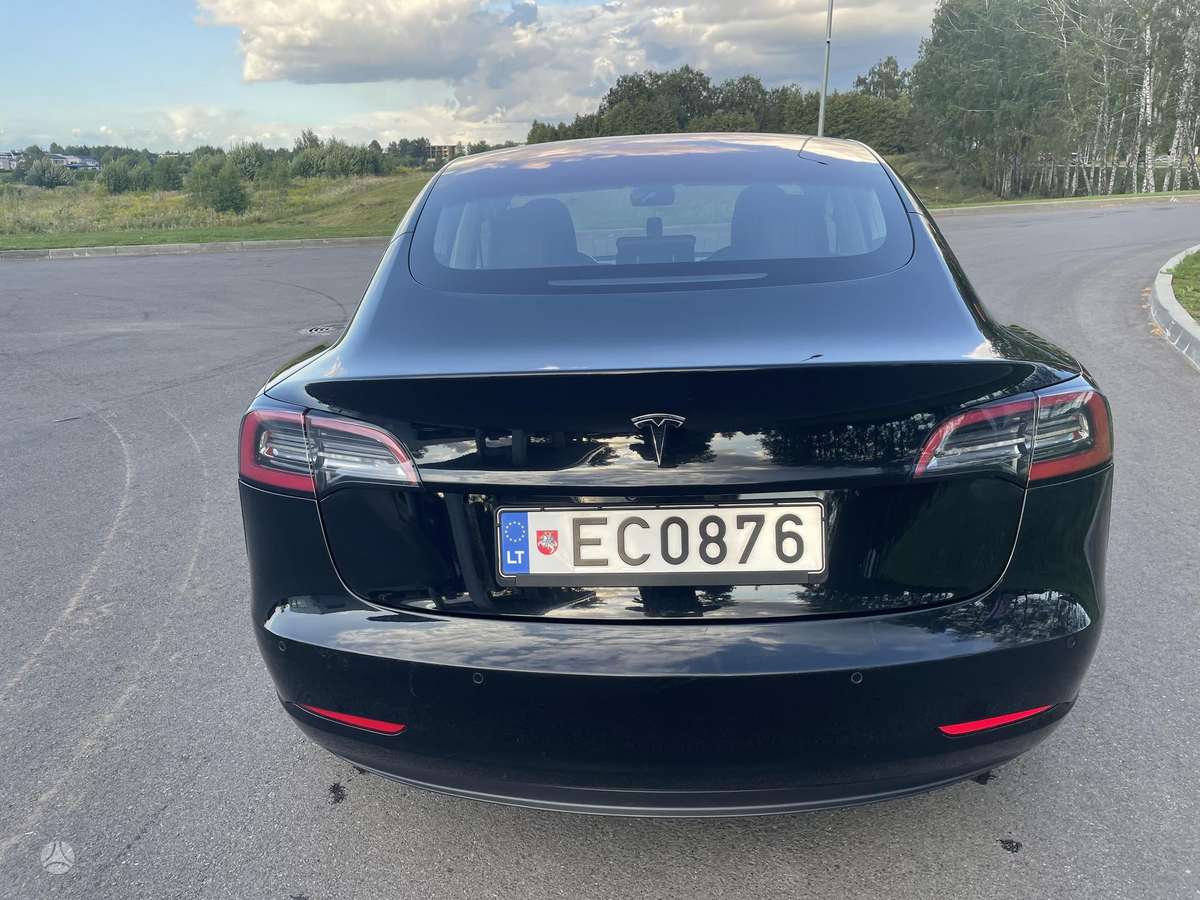 Tesla Model 3, Седан
