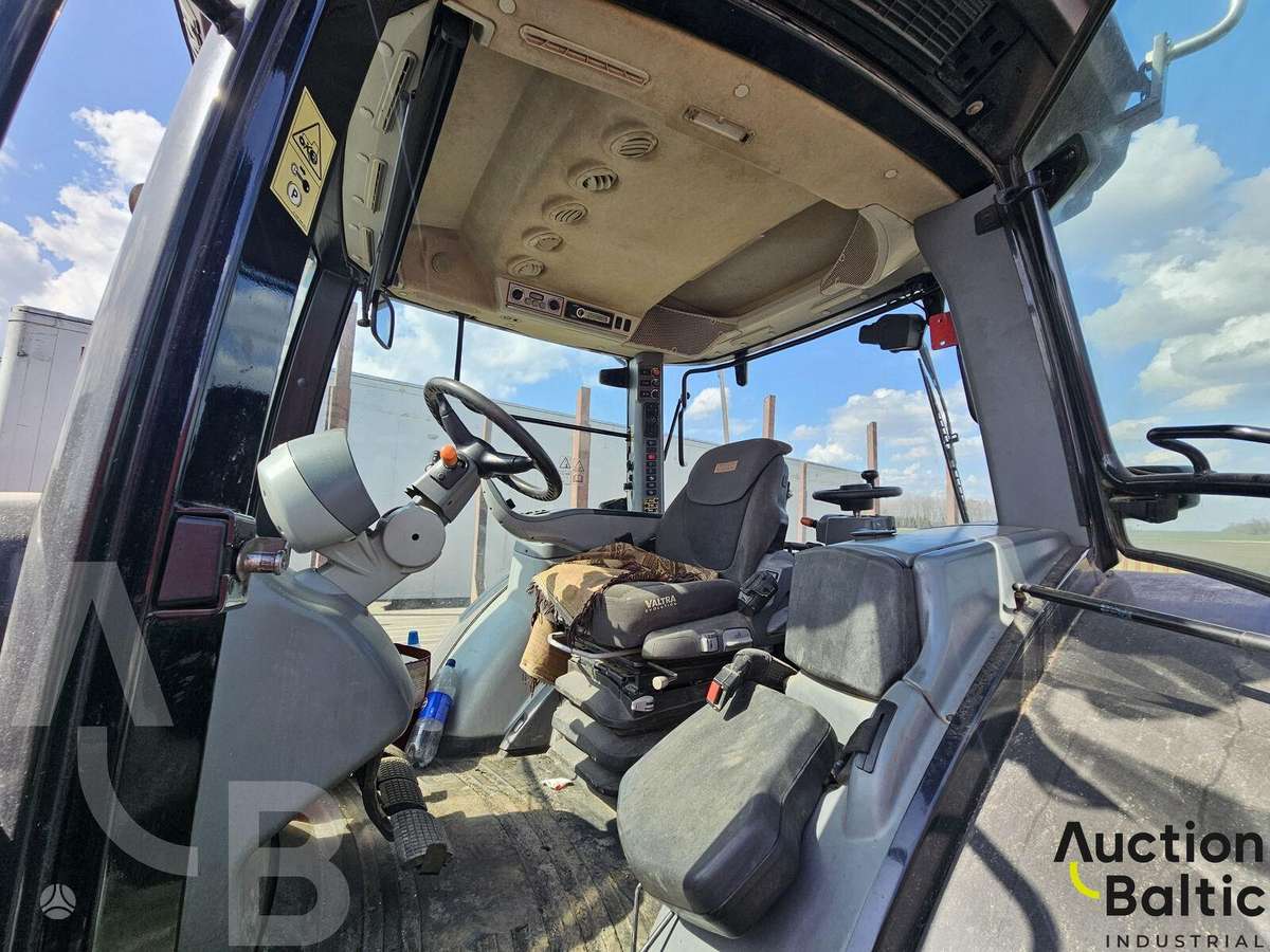 Valtra S374, tractors