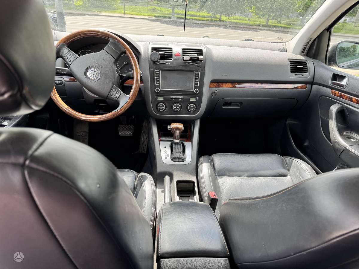Volkswagen Golf - 1