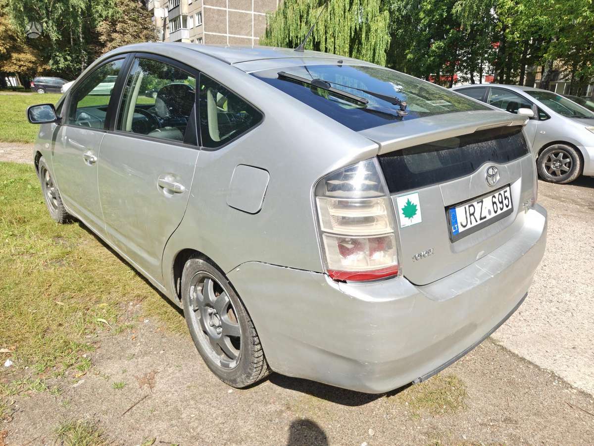 Toyota Prius - 4